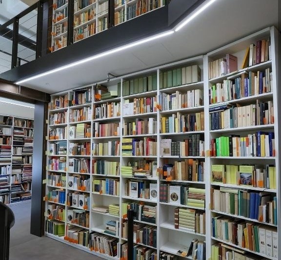 وقف کتابخانهی بیژن طاهری برای دانشکدهی شرقشناسی
