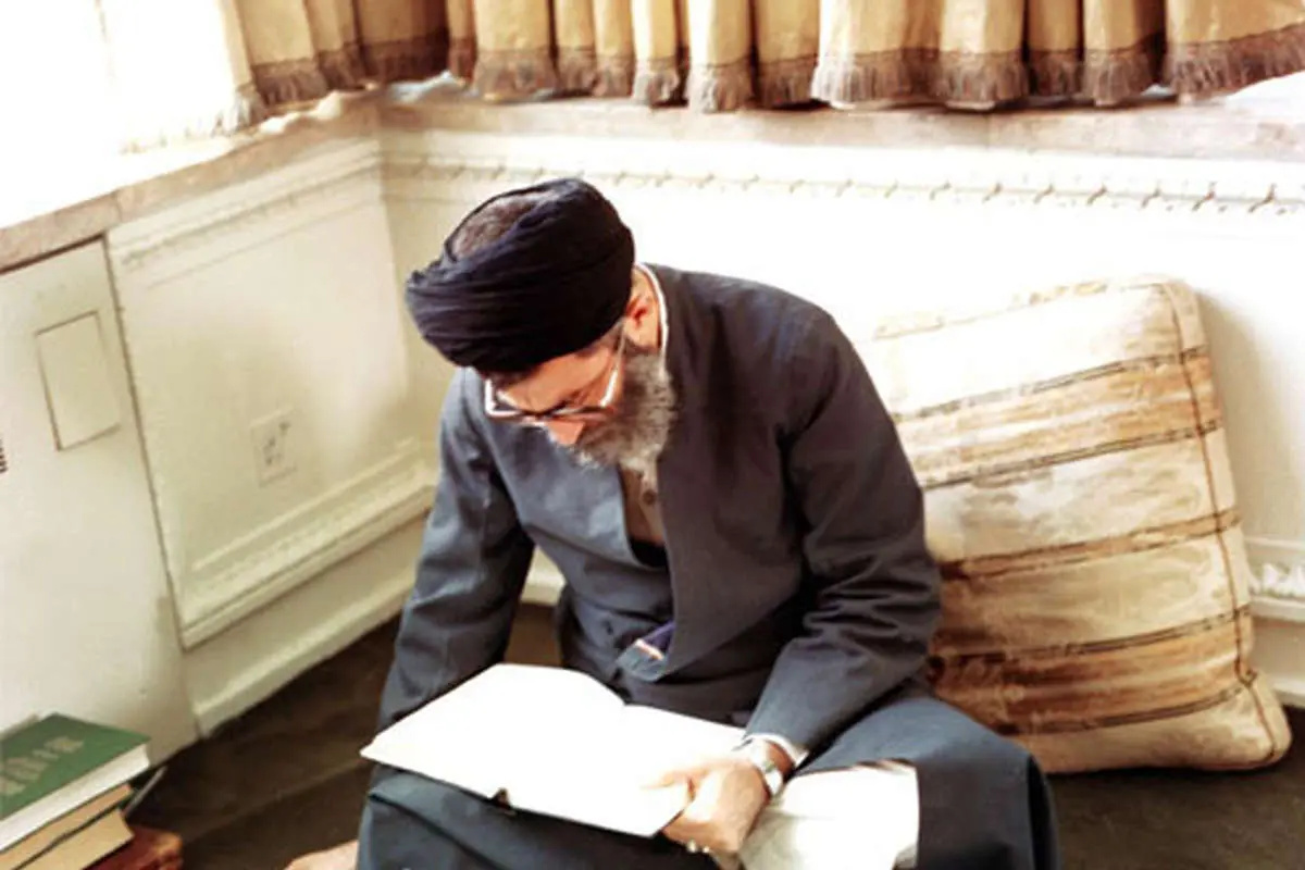 رهبر شهید هنگام کتابخوانی