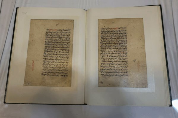 رونمایی از نسخه خطی کتاب اهدایی رهبر شهید به کتابخانه حرم رضوی رونمایی از نسخه خطی کتاب اهدایی رهبر شهید به کتابخانه حرم رضوی